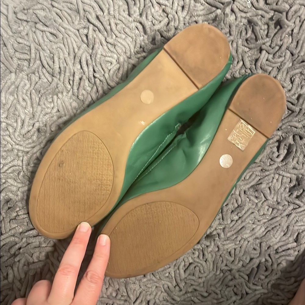 Tory Burch Green Leather Flats with Logo Medallion - Picture 4 of 4